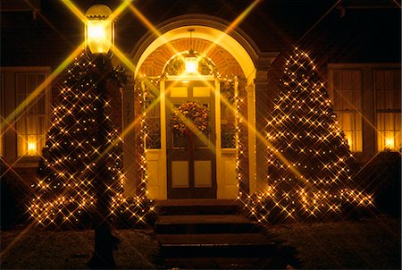 door with xmas lights - 1980s HOUSE DECORATED WITH CHRISTMAS LIGHTS Stock Photo - Rights-Managed, Code: 846-06111735