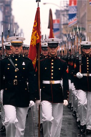 simsearch:846-06112329,k - 1970s BICENTENNIAL PARADE MARINE CORPS MARCHING WITH RIFLES Foto de stock - Direito Controlado, Número: 846-06111743