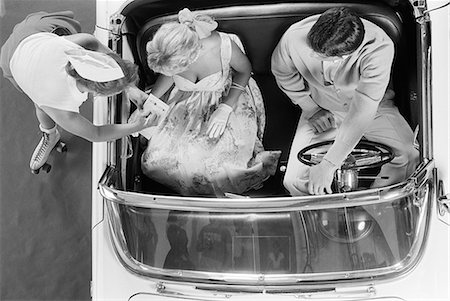 1950s 1960s AERIAL VIEW OF CARHOP ON ROLLER SKATES TAKING ORDER FROM COUPLE IN CONVERTIBLE AUTOMOBILE Foto de stock - Con derechos protegidos, Código: 846-06111782