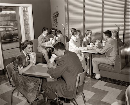 fecha - 1950s MALT SHOP INTERIOR WITH TEENS AT BOOTHS DRINKING FROM DIXIE CUPS Foto de stock - Con derechos protegidos, Código: 846-06111806