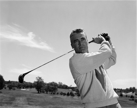 simsearch:846-05645990,k - 1960s MAN PLAYING GOLF TEEING-OFF GOLF BALL FROM TEE WITH DRIVER OUTDOOR Foto de stock - Direito Controlado, Número: 846-06111856