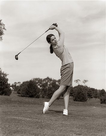 ANNÉES 1960 FEMME JOUER GOLF COUP DE BOULE DE GOLF DU TEE PILOTE D'ÉTÉ EN PLEIN AIR DE DÉPART Photographie de stock - Rights-Managed, Code: 846-06111862