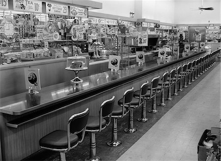 ANNÉES 1960 ANNÉES 1950 INTÉRIEUR DU COMPTOIR-LUNCH AVEC TABOURETS CHROME Photographie de stock - Rights-Managed, Code: 846-06111901