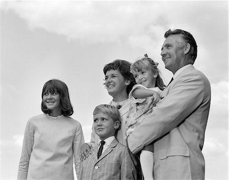 simsearch:846-06111967,k - 1960s PORTRAIT FAMILY OF FIVE OUTSIDE LOOKING OFF INTO DISTANCE Foto de stock - Con derechos protegidos, Código: 846-06111931