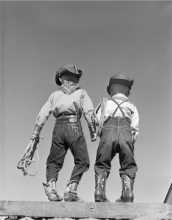 simsearch:846-05646207,k - ANNÉES 1950 VUE ARRIÈRE DU DEUX GARÇONS HABILLÉS EN COSTUME DE COWBOY Photographie de stock - Rights-Managed, Code: 846-06111971