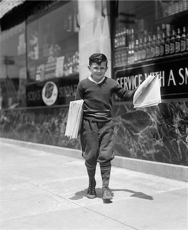 1930s NEWSBOY IN KNICKERS WALKING DOWN STREET HAWKING PAPERS Stock Photo - Rights-Managed, Code: 846-06111984