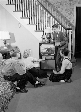 simsearch:846-09013074,k - 1950s TEEN BOYS & GIRLS IN LIVING ROOM WATCHING TV Stock Photo - Rights-Managed, Code: 846-06111987