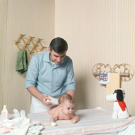 dad baby nappy - 1970s FATHER CHANGING BABY GIRL DIAPER POWDERING BUTT Foto de stock - Con derechos protegidos, Código: 846-06112032