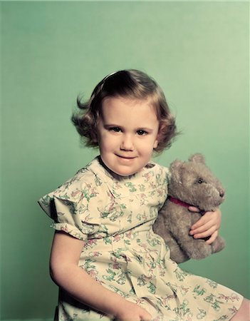 DES ANNÉES 1950 PORTRAIT SOURIANT TOUT-PETIT GIRL HOLDING ANIMAL JOUET EN PELUCHE Photographie de stock - Rights-Managed, Code: 846-06112086