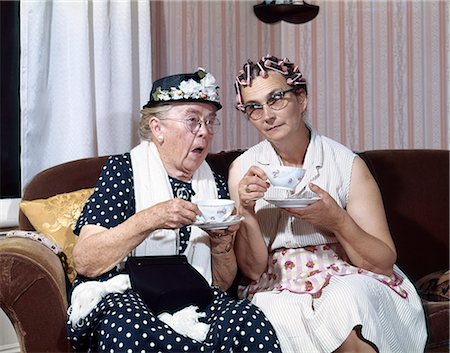 simsearch:846-05648231,k - Années 1950 deux personnes âgées boire thé COMMÉRAGES en bigoudis Photographie de stock - Rights-Managed, Code: 846-06112109