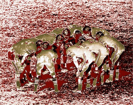 sports team huddle - 1970s POSTERIZED EFFECT FOOTBALL TEAM PLAYERS IN HUDDLE Foto de stock - Con derechos protegidos, Código: 846-06112117