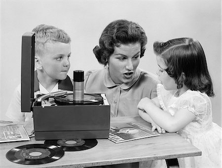 simsearch:846-02795758,k - ANNÉES 1950 MÈRE FILLE FILS & À L'ÉCOUTE DE 45 SUR PORTABLE RECORD PLAYER Photographie de stock - Rights-Managed, Code: 846-06112144