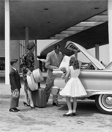 simsearch:846-06111980,k - FAMILLE DES ANNÉES 1950, DES ANNÉES 1960 DE TRONC DE VOITURE D'EMBALLAGE QUATRE AVEC BAGAGES & VOYAGE Photographie de stock - Rights-Managed, Code: 846-06112169