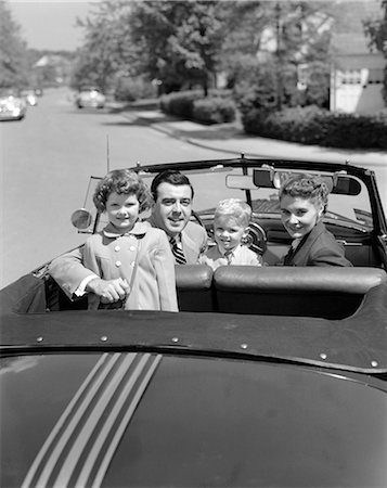 simsearch:846-05648450,k - PORTRAIT DES ANNÉES 1950, BIEN HABILLÉ FAMILLE MAMAN PAPA FILS FILLE EN CABRIOLET VOITURE DESCENDANTE EN REGARDANT LA CAMÉRA SUR L'ARRIÈRE DU TRONC Photographie de stock - Rights-Managed, Code: 846-06112161