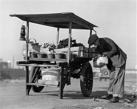 simsearch:846-02792742,k - 1930s 1940s GROCER OUTDOORS AT VEGETABLE CART Foto de stock - Con derechos protegidos, Código: 846-06112183