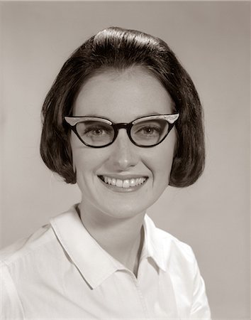 stylish glasses - ANNÉES 1960 SOURIANT PORTRAIT FEMME PORTANT DES LUNETTES PRODIGIEUSES EN REGARDANT LA CAMÉRA Photographie de stock - Rights-Managed, Code: 846-06112230