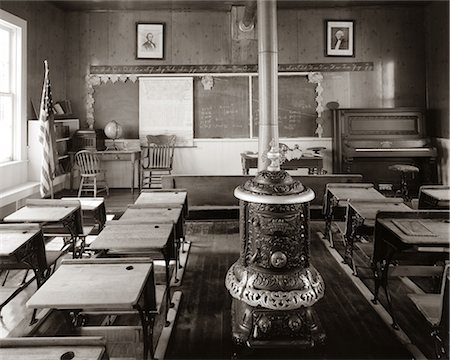 DU XXE SIÈCLE VIEUX TEMPS PIONNIER EN CLASSE AVEC PIANO & POÊLE À BOIS Photographie de stock - Rights-Managed, Code: 846-06112256