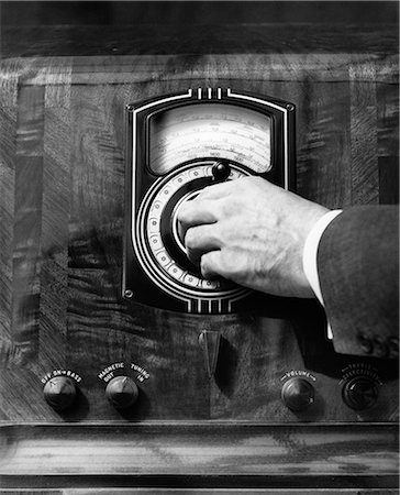 simsearch:846-02796547,k - 1930s CLOSE UP MAN'S HAND TURNING RADIO DIAL Stock Photo - Rights-Managed, Code: 846-06112339