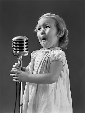 simsearch:846-05647244,k - ANNÉES 1940 PEU CHANTER FACE FILLE PRISE MICROPHONE Photographie de stock - Rights-Managed, Code: 846-06112340