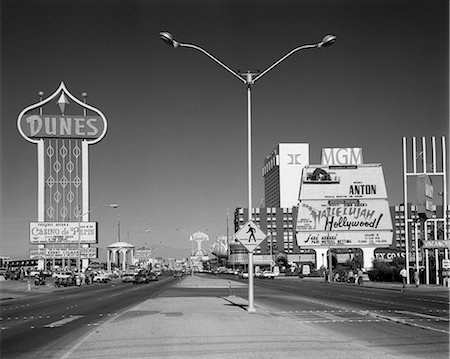 1980s DAYTIME THE STRIP LAS VEGAS NEVADA WITH SIGNS FOR THE DUNES MGM FLAMINGO Foto de stock - Direito Controlado, Número: 846-06112356