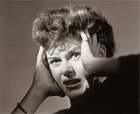 1950s SCARED FRIGHTENED WOMAN WITH HANDS TO HEAD Photographie de stock - Rights-Managed, Code: 846-07200055