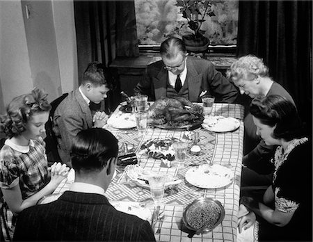 famille élargie - 1940s THREE GENERATION FAMILY SAYING GRACE THANKSGIVING DINNER Photographie de stock - Rights-Managed, Code: 846-07200061