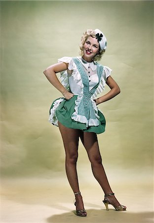 1940s 1950s PORTRAIT SMILING BLOND WOMAN PINUP WEARING GREEN CHECKED WAITRESS UNIFORM AND HAT WITH SHAMROCK LOOKING AT CAMERA Photographie de stock - Rights-Managed, Code: 846-07200101