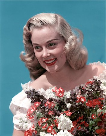 fossetta - 1940s PORTRAIT SMILING BLOND TEEN GIRL WEARING OFF THE SHOULDER LACE BLOUSE HOLDING BOUQUET OF SPRING FLOWERS Fotografie stock - Rights-Managed, Codice: 846-07200120