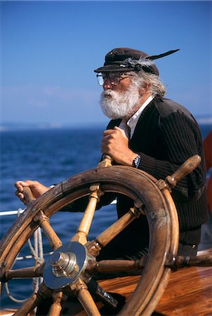 simsearch:846-05646711,k - MATURE BEARDED MAN AT WHEEL OF SHIP Stockbilder - Lizenzpflichtiges, Bildnummer: 846-07760702