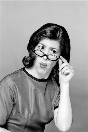 simsearch:846-06112230,k - BRUNETTE WOMAN PORTRAIT FUNNY FACE FACIAL EXPRESSION CHARACTER HAND UP TO EYE GLASSES SURPRISE DISBELIEF WORRIED Foto de stock - Con derechos protegidos, Código: 846-07760712