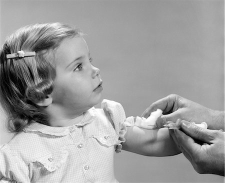 soins infirmiers - 1960s 1960s LITTLE GIRL GETTING SHOT HYPODERMIC NEEDLE VACCINATION INJECTION IMMUNIZATION VACCINE Photographie de stock - Rights-Managed, Code: 846-07760751