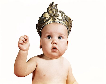 simsearch:846-03164619,k - 1960s BABY WEARING CROWN TIARA RAISED ARM LOOKING AT CAMERA Foto de stock - Direito Controlado, Número: 846-08030374