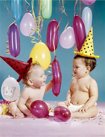 simsearch:846-03163856,k - 1960s TWO BABY GIRLS WEARING PARTY HATS WITHBALLOONS Stockbilder - Lizenzpflichtiges, Bildnummer: 846-08030371