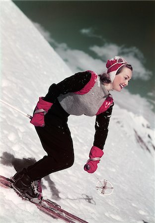 simsearch:846-05648516,k - 1940s SMILING WOMAN SKIING DOWNHILL Stockbilder - Lizenzpflichtiges, Bildnummer: 846-08030412