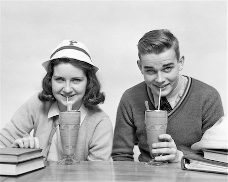 retro - 1940s TEENAGE BOY AND GIRL DRINKING MILKSHAKES TOGETHER LOOKING AT CAMERA Stockbilder - Lizenzpflichtiges, Bildnummer: 846-08140038