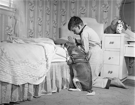 simsearch:846-03165623,k - 1950s BOY & DOG PRAYING AT BEDSIDE Foto de stock - Con derechos protegidos, Código: 846-08140047