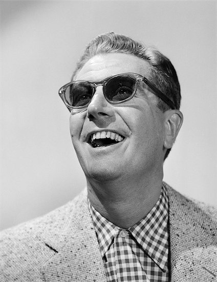 1950s MAN WEARING SUNGLASSES SMILING LOOKING UP Photographie de stock - Premium Droits Gérés, Artiste: ClassicStock, Le code de l’image : 846-08140085