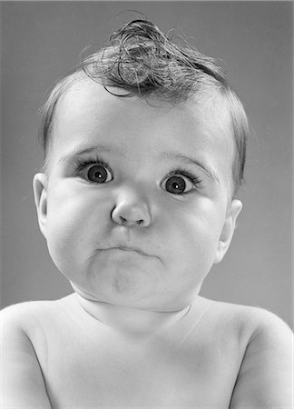 simsearch:846-09181551,k - 1950s BABY MAKING FUNNY FACE WITH WIDE OPEN EYES THIN MOUTH PURSED LIPS LOOKING AT CAMERA Photographie de stock - Rights-Managed, Code: 846-08226063