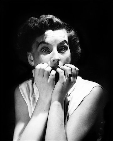 panico - 1950s SCARED FRIGHTENED BRUNETTE WOMAN ABOUT TO SCREAM IN FEAR Fotografie stock - Rights-Managed, Codice: 846-08226089