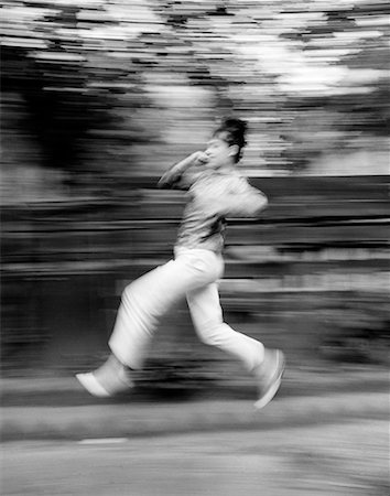 people running away scared - 1970s BLURRED MOTION SHOT OF WOMAN RUNNING JOGGING Photographie de stock - Rights-Managed, Code: 846-08226164