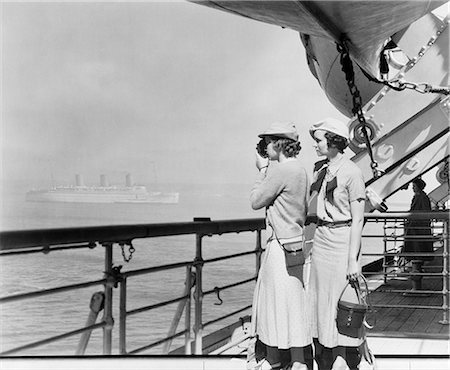 den durst stillen - 1930s TWO WOMEN FILMING WITH 8MM HOME MOVIE CAMERA ON DECK OF TRANSATLANTIC OCEAN LINER SHIP Stockbilder - Lizenzpflichtiges, Bildnummer: 846-08226172