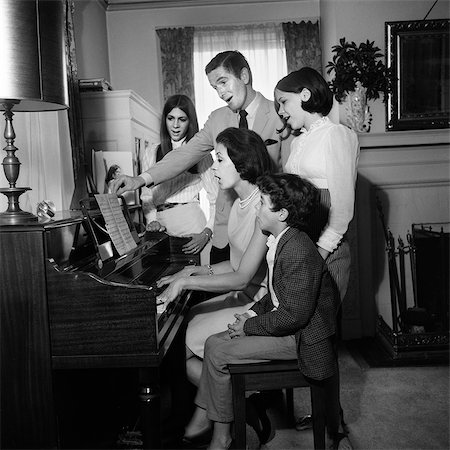 1960s FAMILY 5 FATHER CHILDREN SINGING AROUND PIANO PLAYED BY MOTHER Foto de stock - Con derechos protegidos, Código: 846-08512680