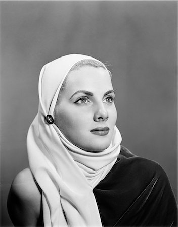 1940s 1950s PORTRAIT BLONDE WOMAN WEARING WHITE HEAD SCARF COWL HOOD Foto de stock - Con derechos protegidos, Código: 846-08512697