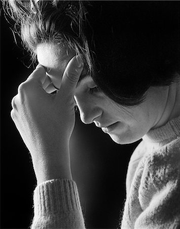 simsearch:846-02791742,k - 1960s 1970s WOMAN HOLDING HER FOREHEAD IN HER HAND HEADACHE TIRED DEPRESSED SAD Foto de stock - Con derechos protegidos, Código: 846-08512699