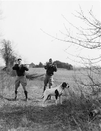 simsearch:846-09181513,k - 1930s TWO MEN HUNTING SHOOTING SHOTGUNS WITH POINTING DOG Photographie de stock - Rights-Managed, Code: 846-08512690