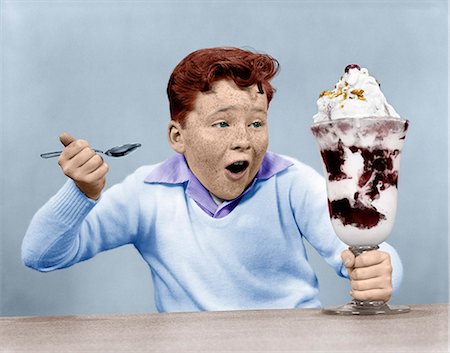 1950s FRECKLE FACE BOY DIGGING INTO GIANT ICE CREAM SUNDAE Photographie de stock - Rights-Managed, Code: 846-08512711