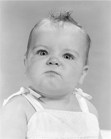 simsearch:846-08639490,k - 1950s 1960s PORTRAIT BABY ANGRY MAD MEAN BELLIGERENT FACIAL EXPRESSION LOOKING AT CAMERA Foto de stock - Con derechos protegidos, Código: 846-08639475