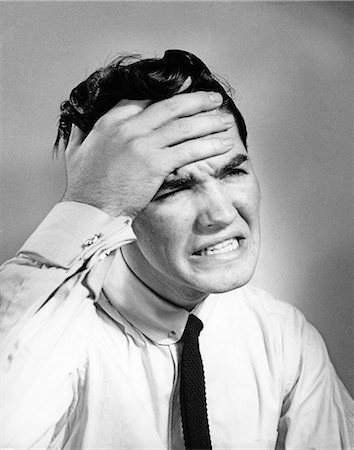 1950s MAN HAND TO FOREHEAD WINCING IN PAIN FROM HEADACHE Photographie de stock - Rights-Managed, Code: 846-08639471