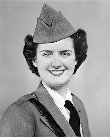 simsearch:846-03163633,k - 1940s PORTRAIT SMILING WOMAN WEARING ARMY UNIFORM LOOKING AT CAMERA Fotografie stock - Rights-Managed, Codice: 846-08639473