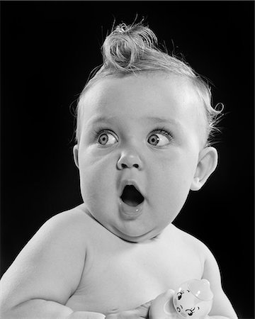 1950s PORTRAIT WIDE EYED SURPRISED BABYHOLDING TOY RATTLE CURL ON TOP OF HEAD Stockbilder - Lizenzpflichtiges, Bildnummer: 846-08639485